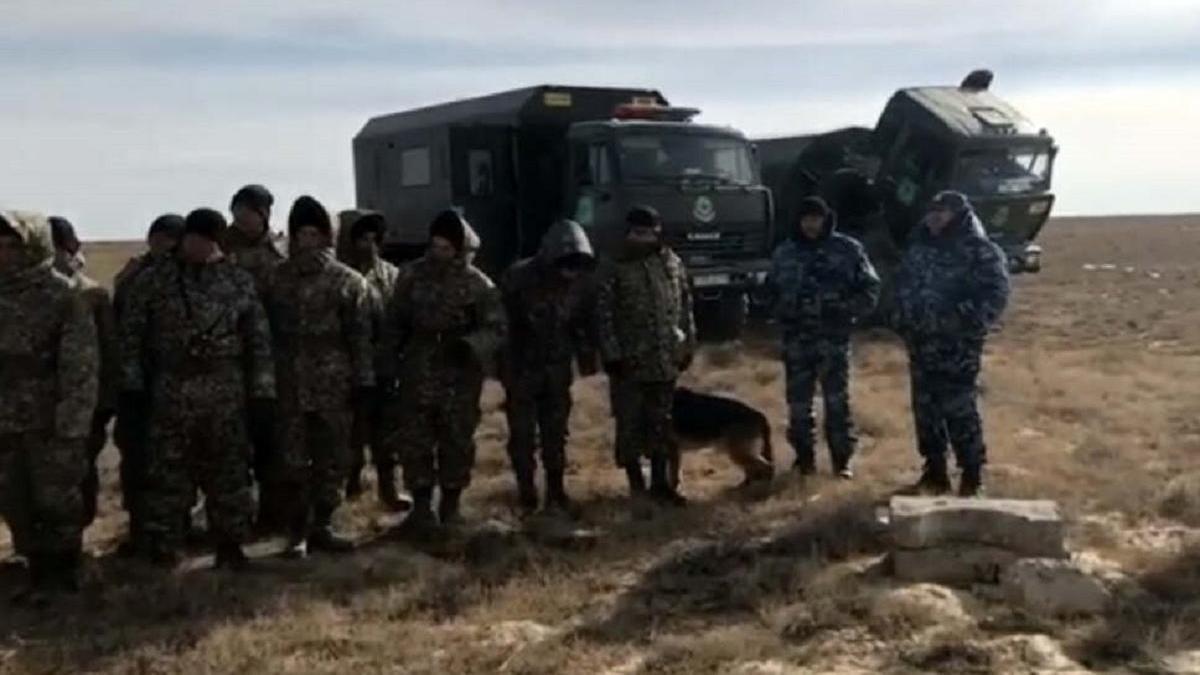 Военные и полицейские во время поисков мужчины