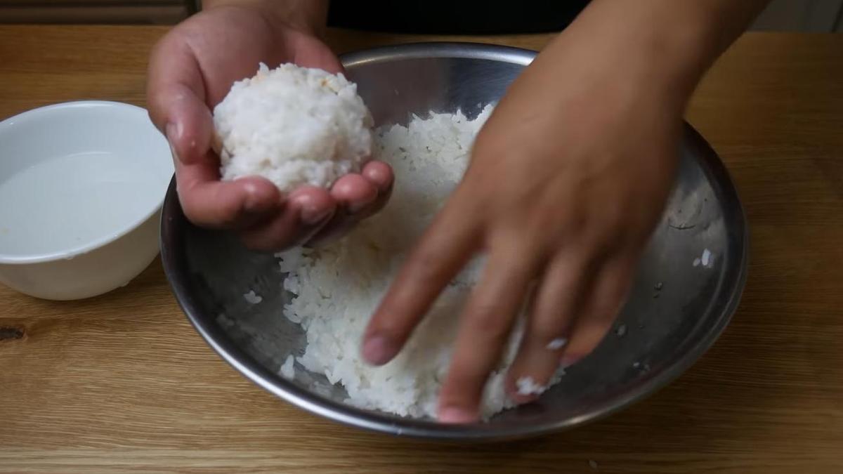 Из риса с начинкой делают колобок