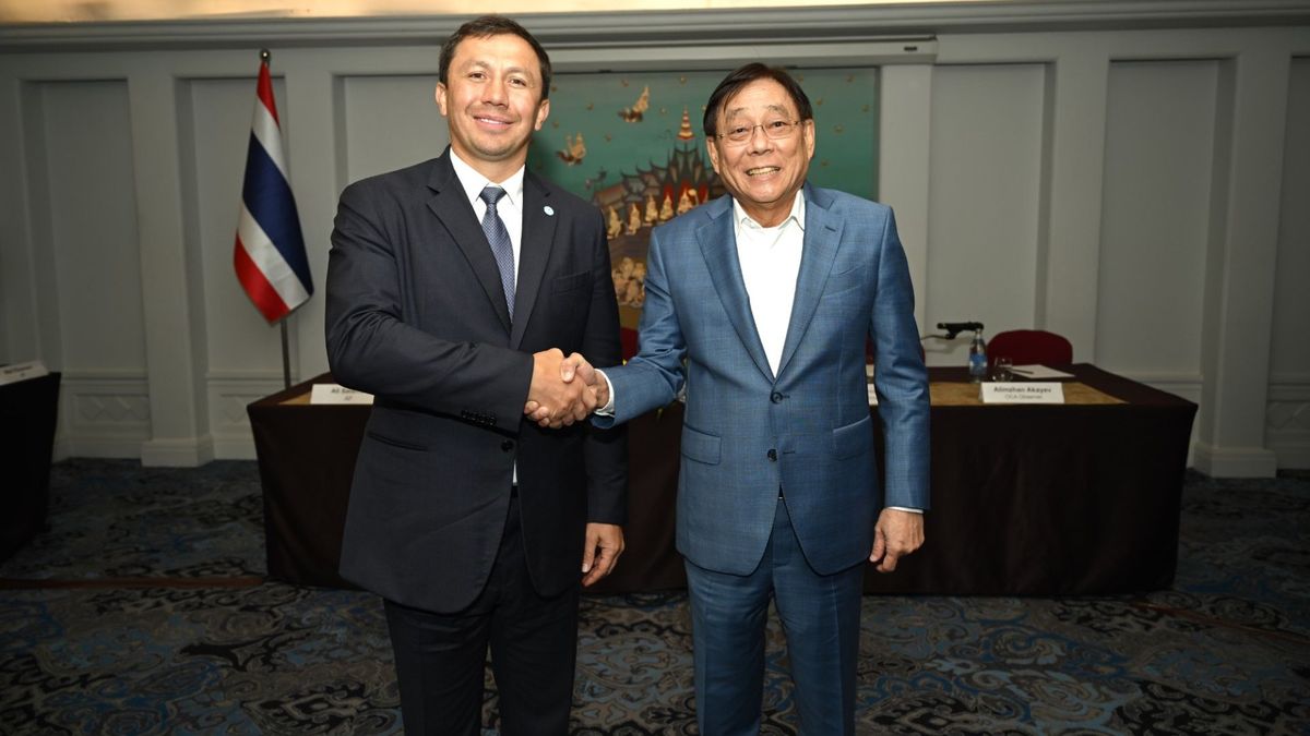 Геннадий Головкин и глава Asian Boxing Пичай Чунхаваджиро