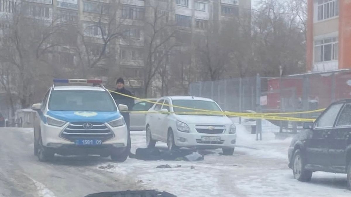 Полицейские оцепили двор в Караганде