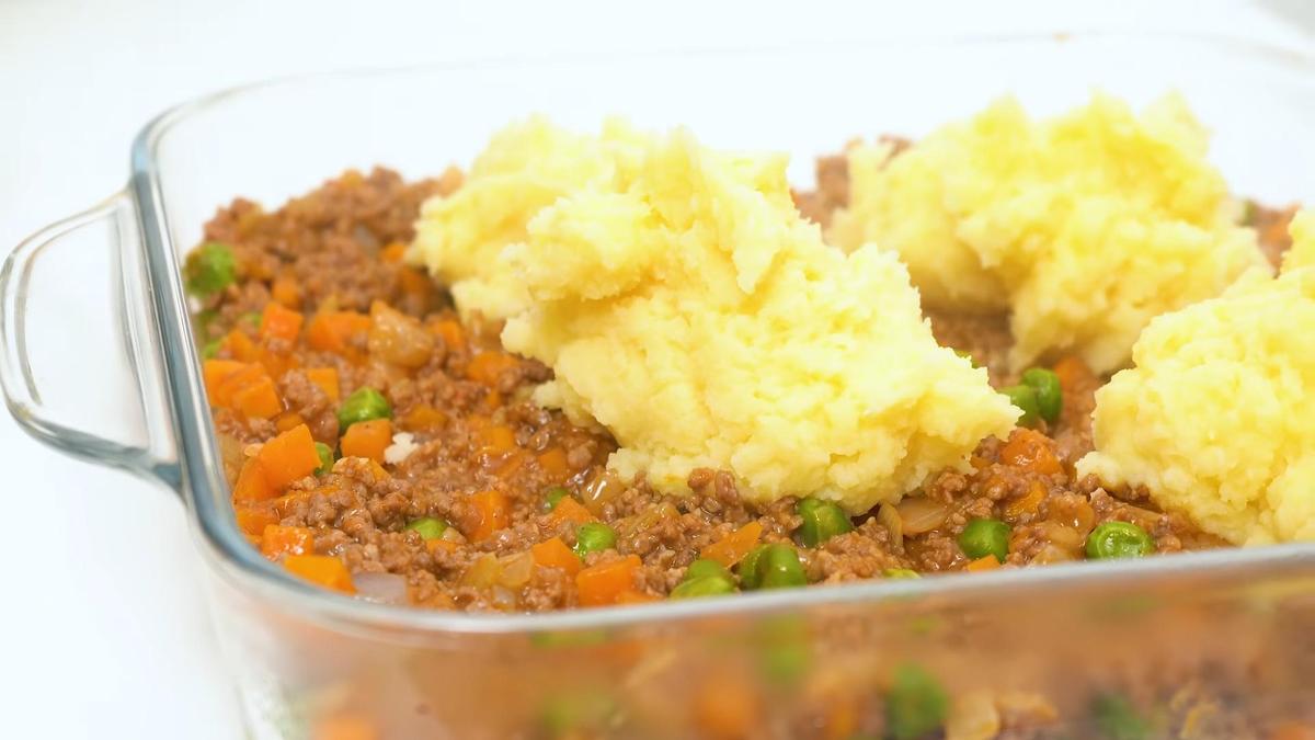 Отваренный картофель разминают в кастрюле в пюре