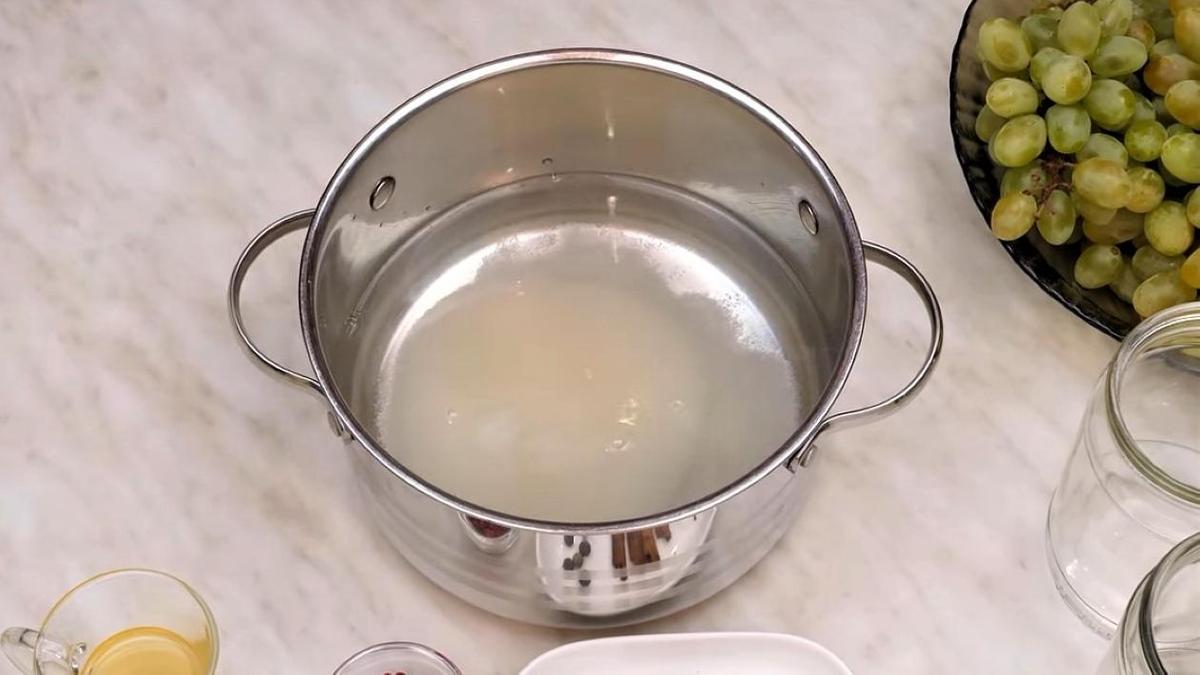 Сахар и соль в кастрюле с водой