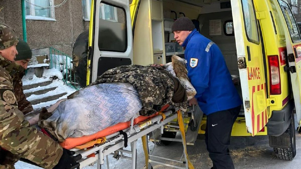 Медики транспортируют пострадавшего