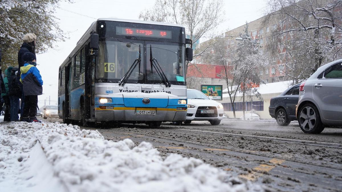 Автобус у остановки