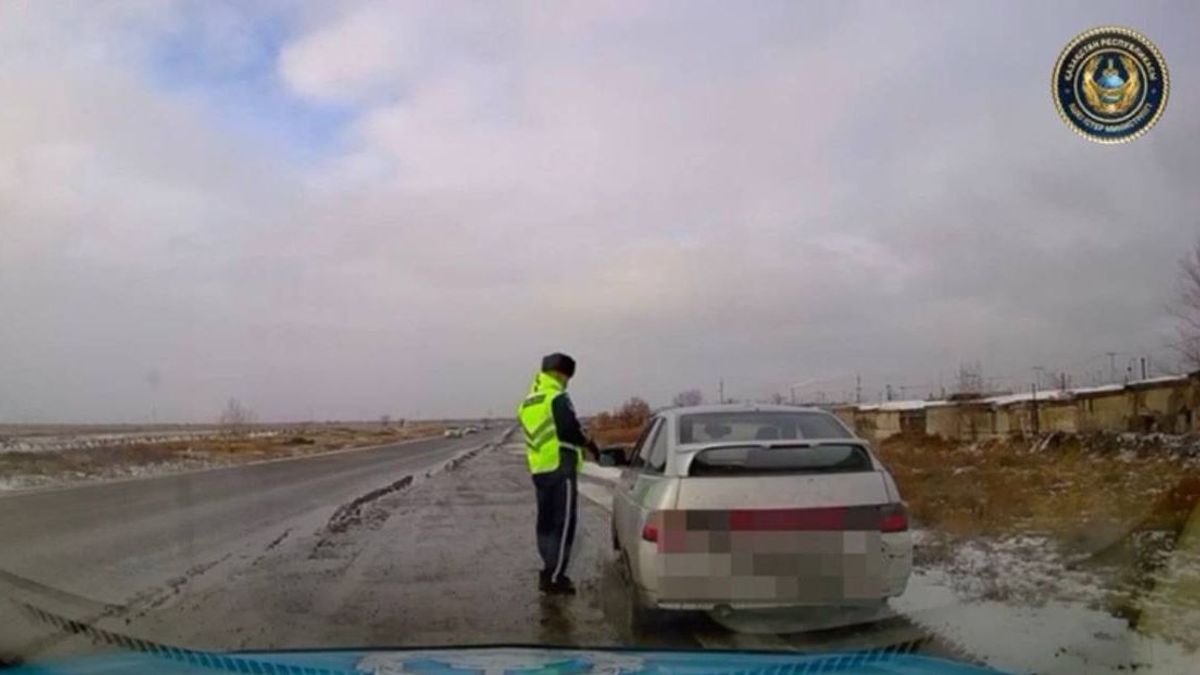 Полицейский остановил автомобиль