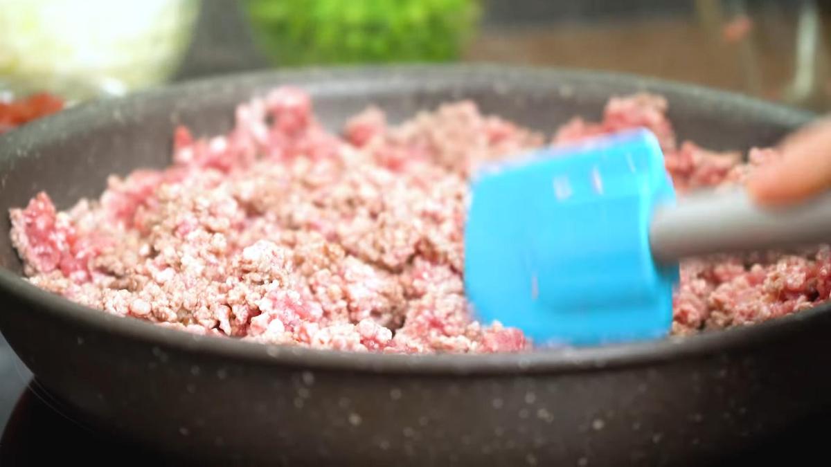 Говяжий фарш на сковороде перемешивают лопаткой