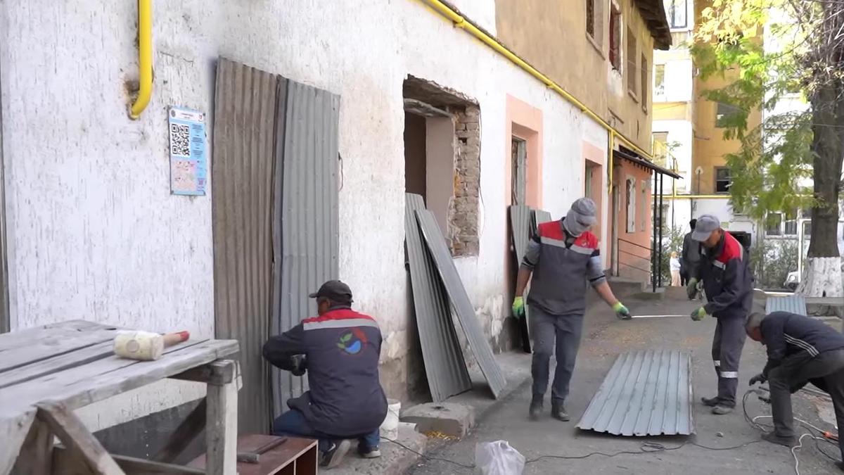 Рабочие забили двери и окна