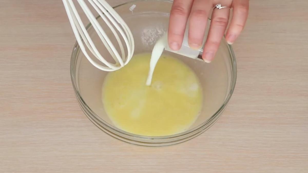 Молоко соединяют с яйцами