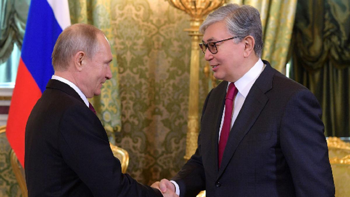 Путин мен Тоқаев қол алысып тұр Путин мен Тоқаев қол алысып тұр