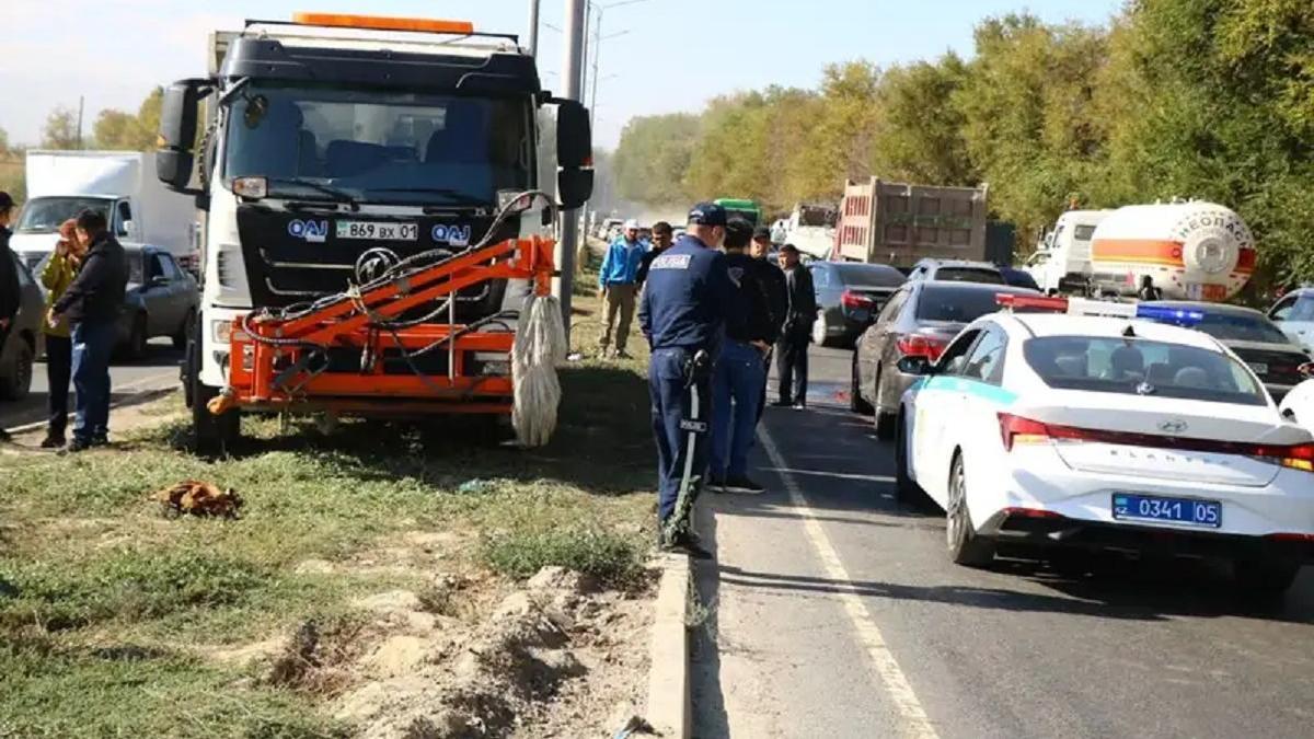 Женщину сбили на автодороге Алматы-Бишкек