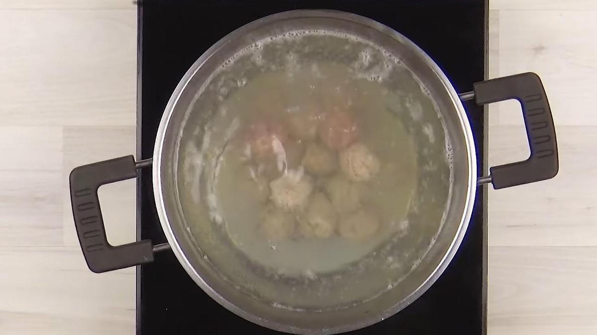 Фрикадельки варятся