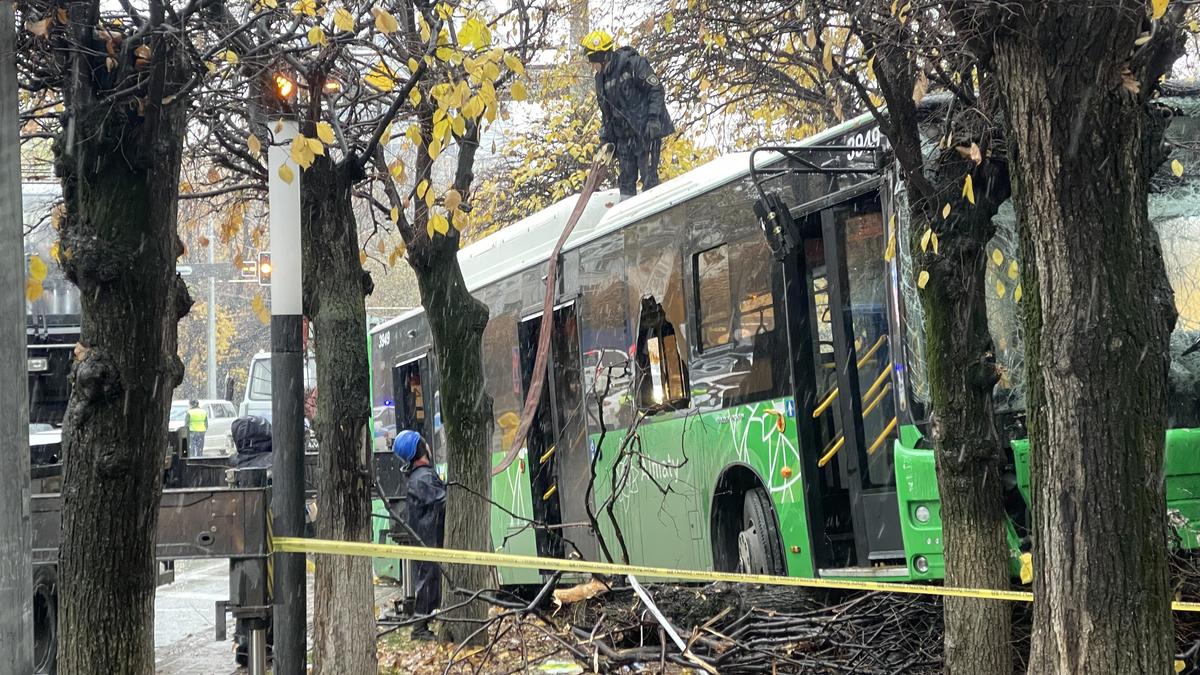 Автобус попал в ДТП и выехал на территорию парка