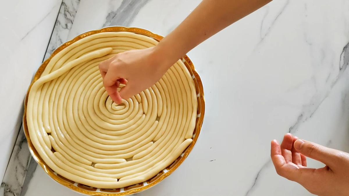 Жгуты из теста, сложенные на тарелке по спирали