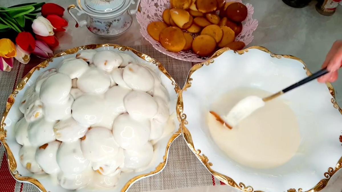 Формирование торта из коржиков, пропитанных сметанным кремом