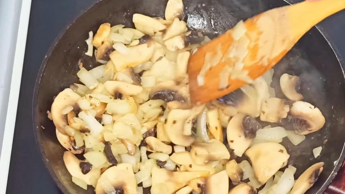 Обжаривание лука и грибов на сковороде со сливочным маслом