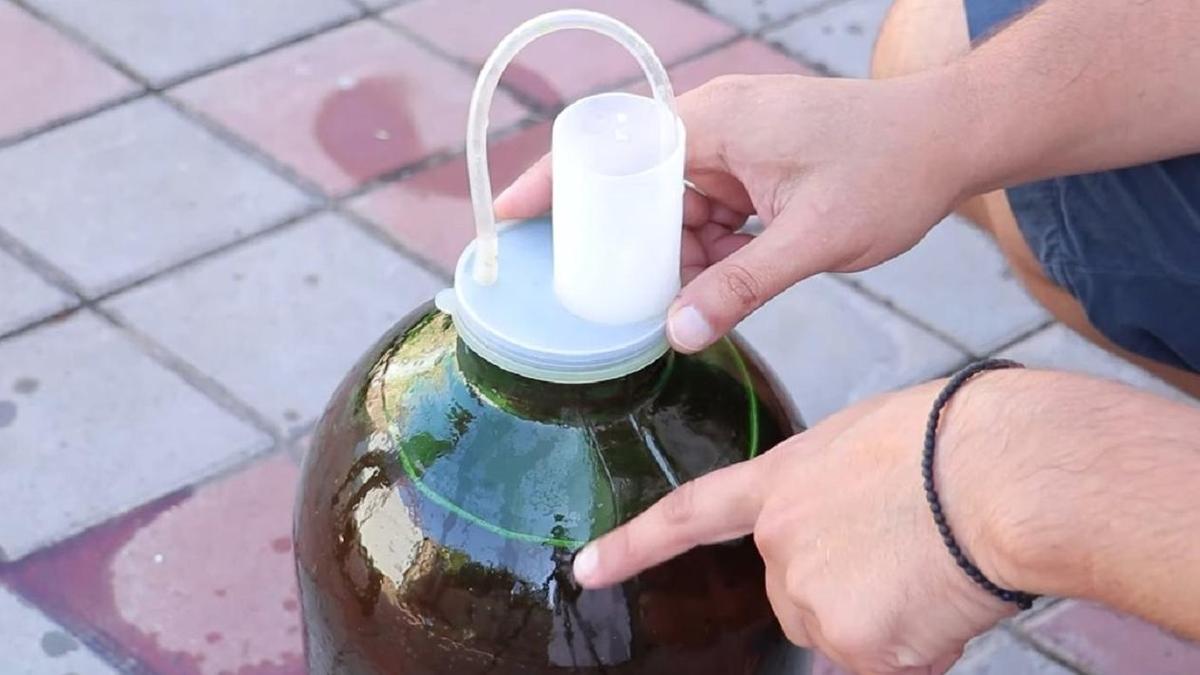 Гидрозатвор на банке с вином