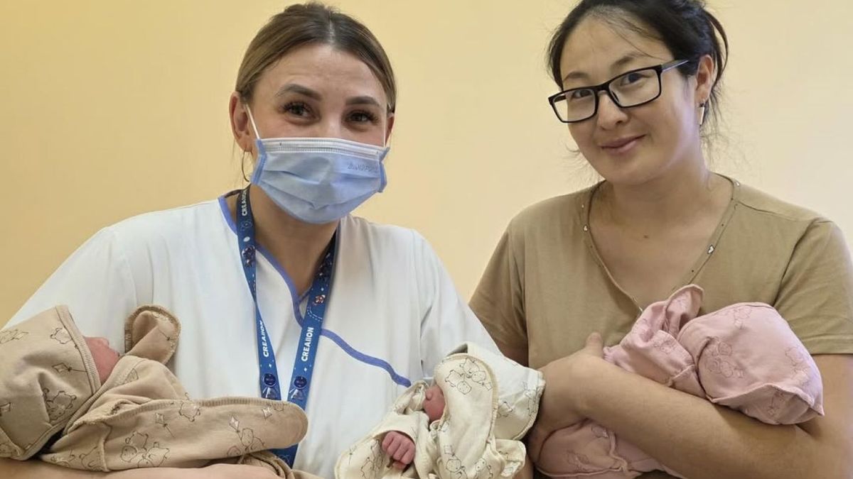 Мама тройняшек с врачом