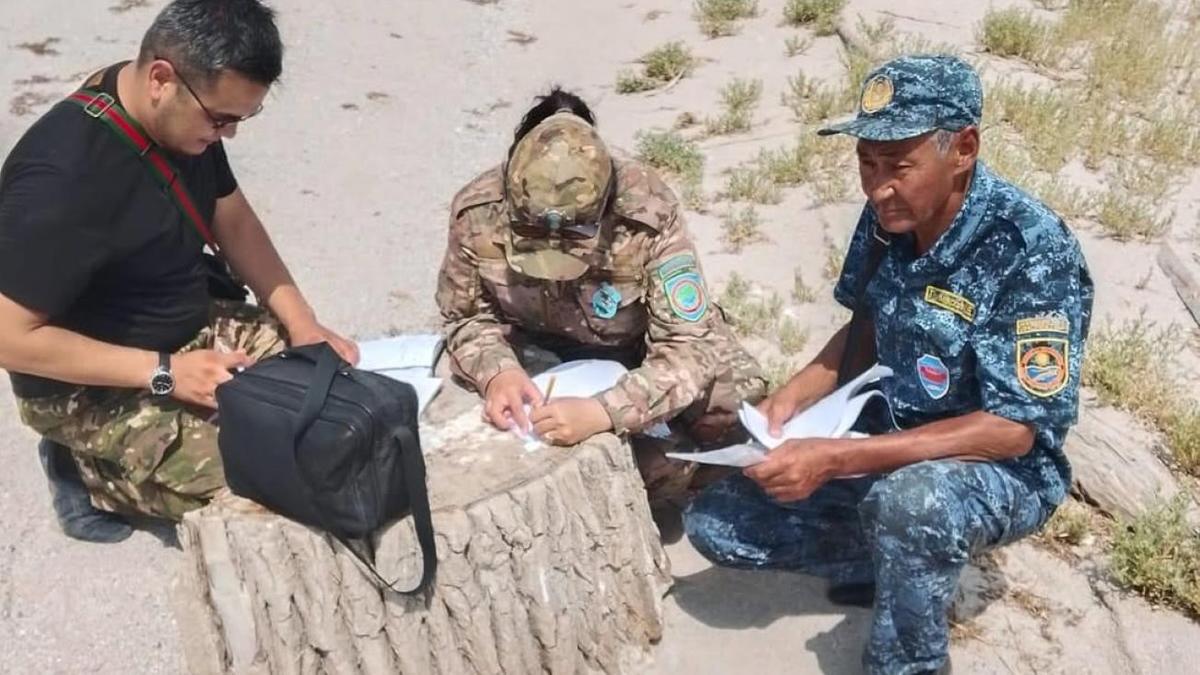 Люди заполняют бумаги
