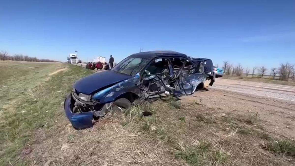 Разбитый автомобиль на трассе