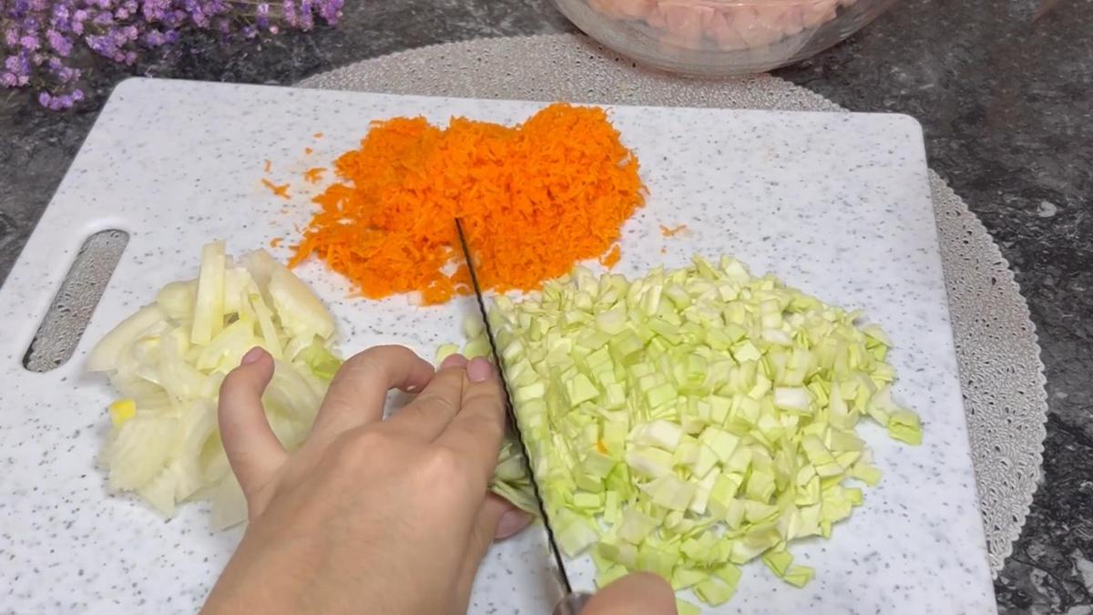 На разделочной доске капуста, морковь, лук