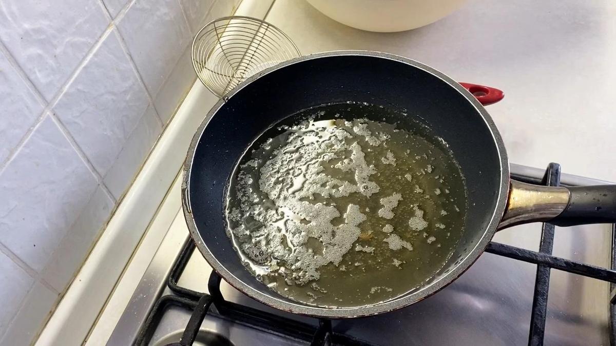 Масло в сковороде
