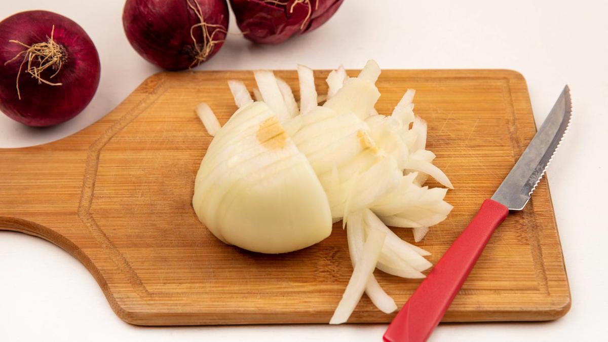 Лук нарезают мелким кубиком