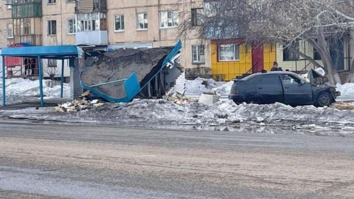 Автомобиль въехал в остановку Автомобиль въехал в остановку