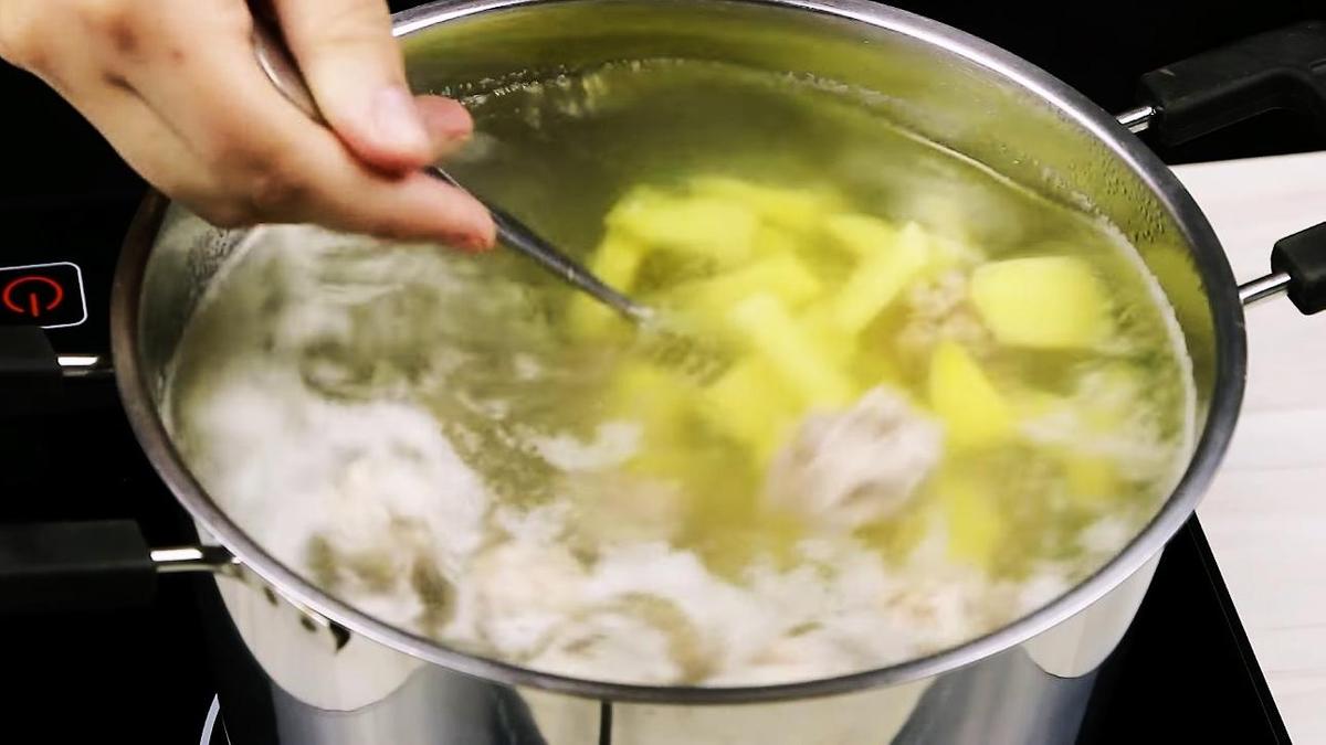 Суп варится с картофелем