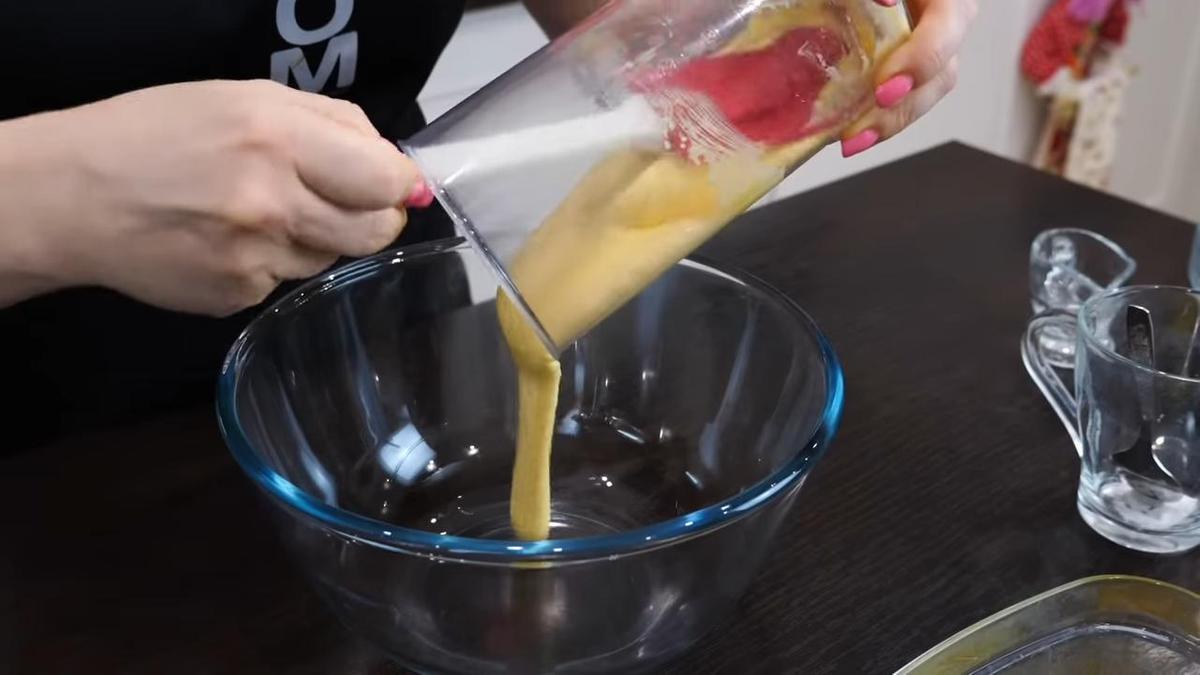 Взбитые желтки перекладывают в стеклянную емкость