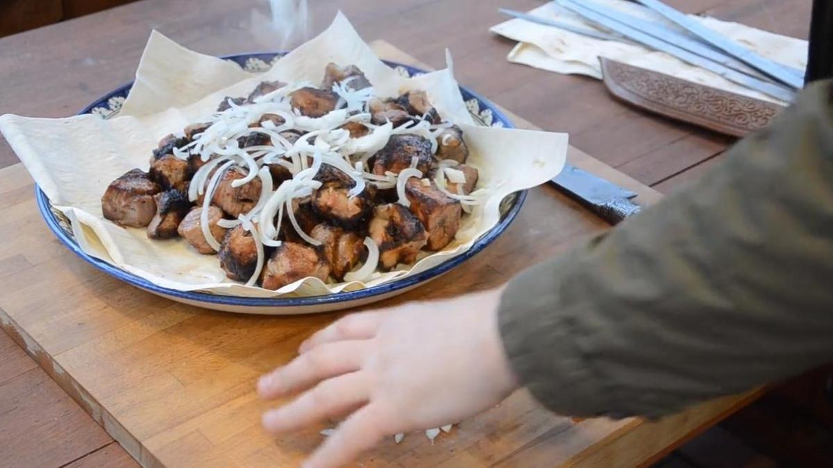 Подайте шашлык со свежим луком