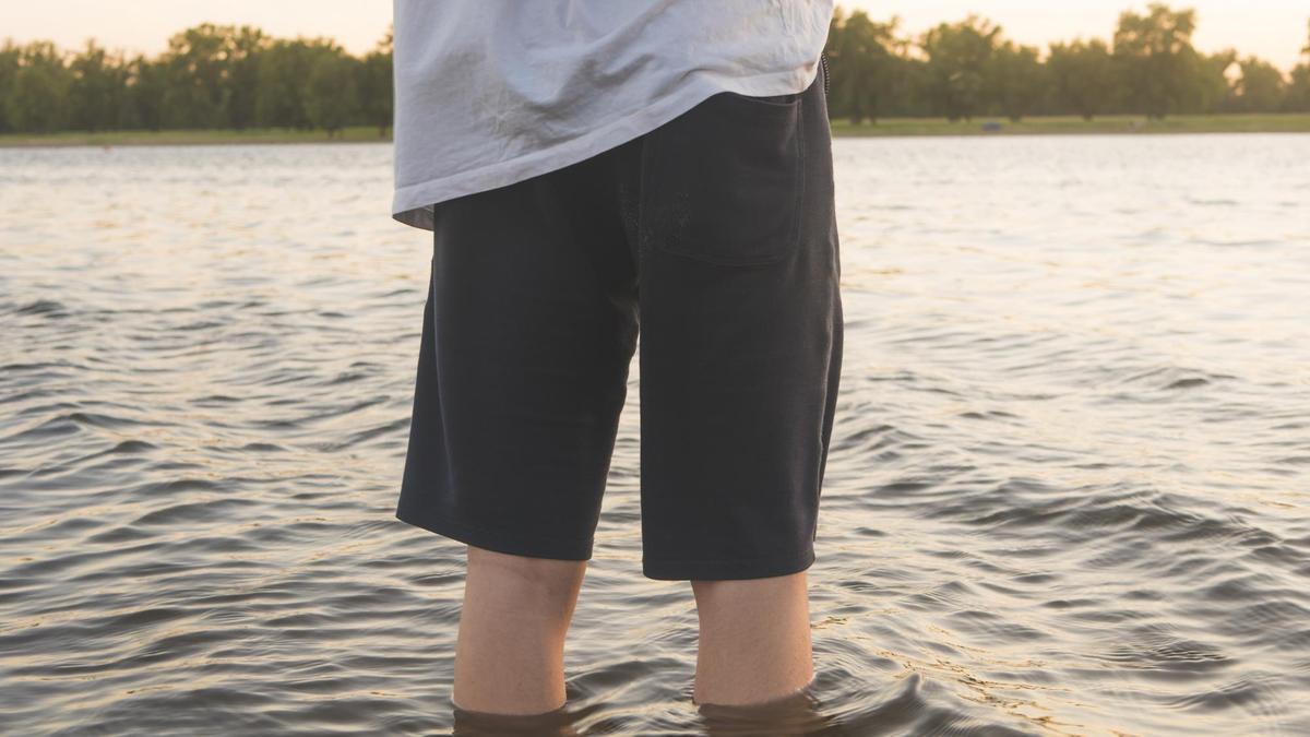 Парень стоит в воде