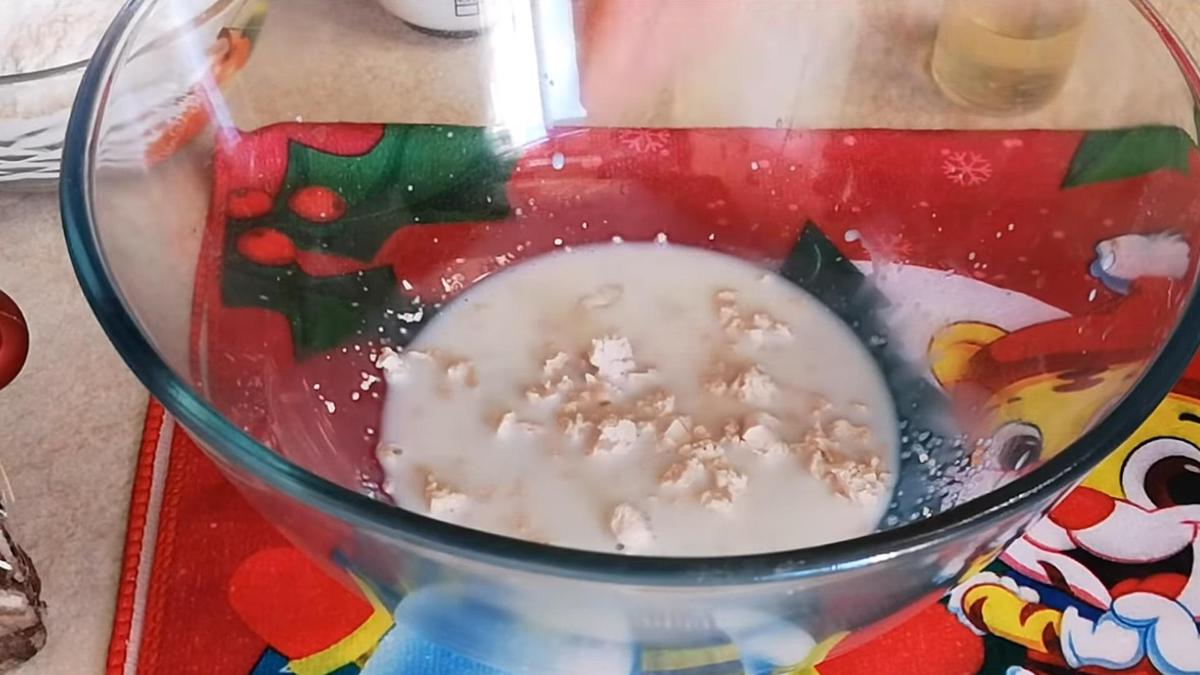 Дрожжи замешивают в глубокой тарелке с молоком