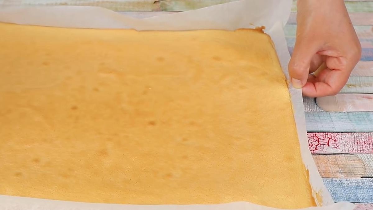 Бисквитный корж на поверхности стола