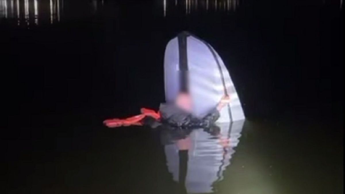 Мужчина с лодкой в воде
