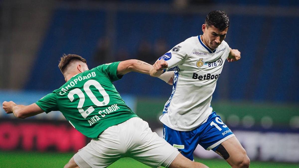 Казахстанские футболисты Максим Самородов и Бахтиер Зайнутдинов (слева направо)