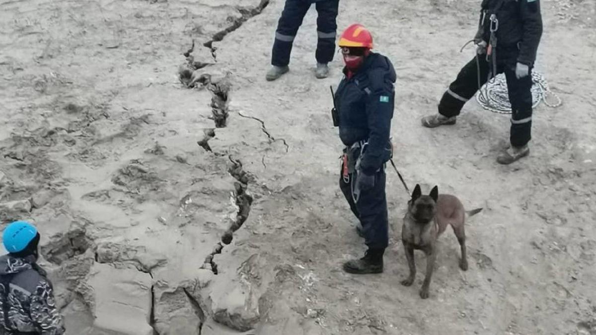 Павлодар облысында жер астына түсіп кеткен автобусты әлі іздеп жатыр