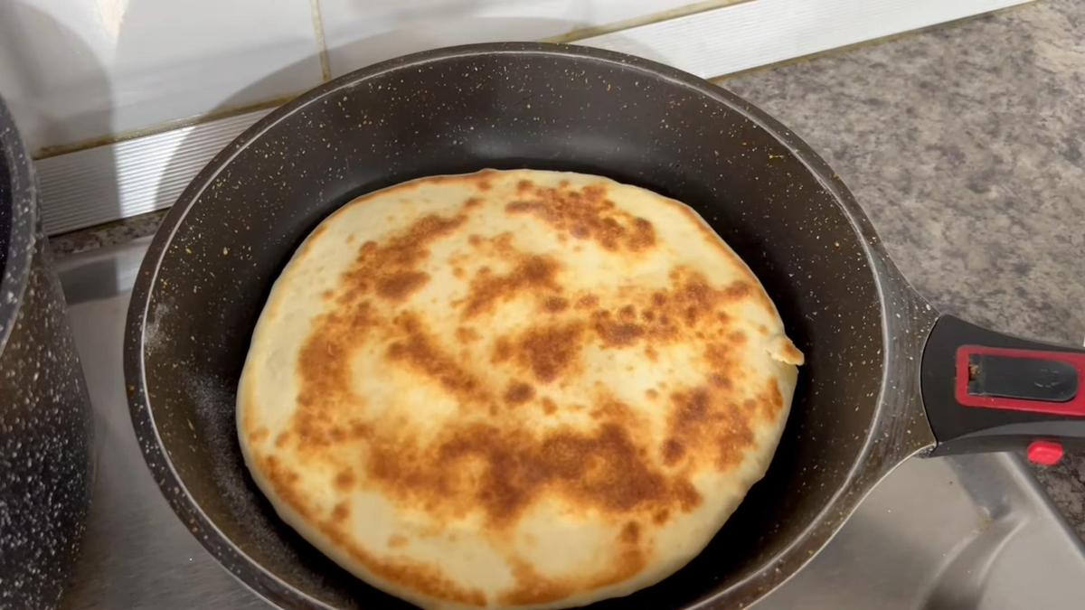 На сковороде жарится хачапури
