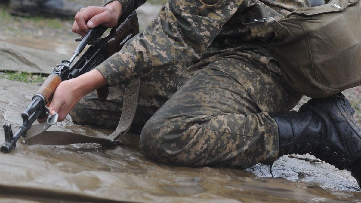 Военнослужащий с оружием