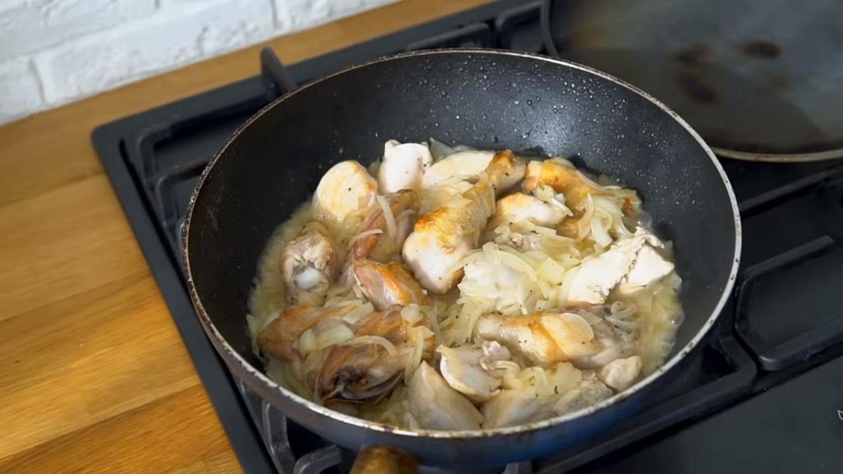 Обжарка курицы с луком и помидорами