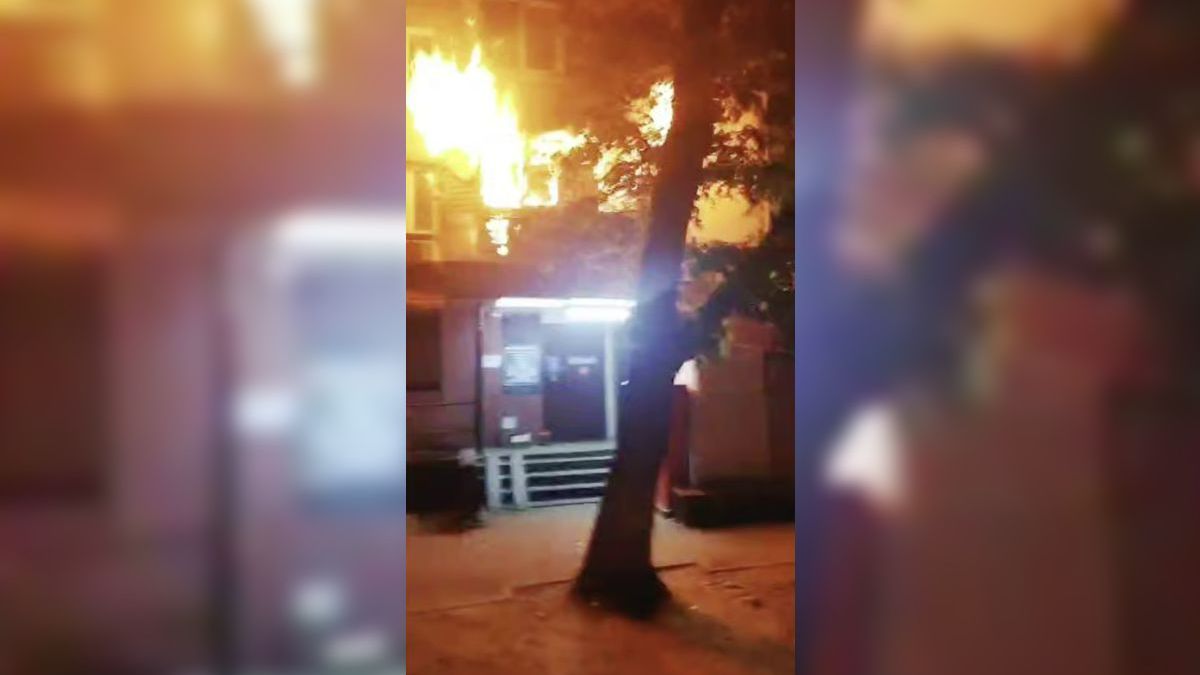 Пожарные тушат пожар