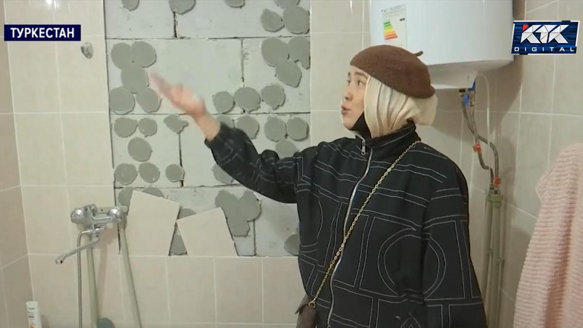 Жительница дома показывает разрушения в квартире