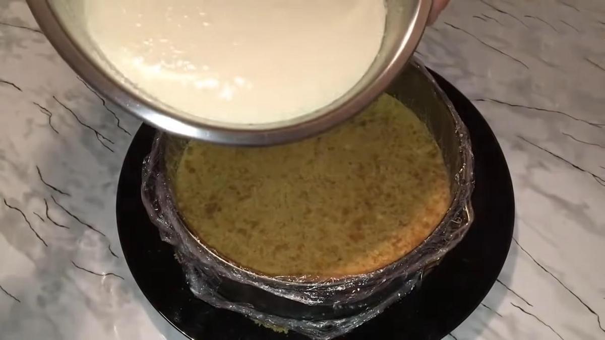 Формирование чизкейка: творожный слой выливают на песочную основу