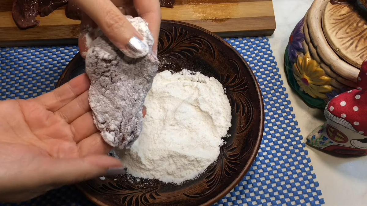 Кусочки говяжьей печени окунают в муку