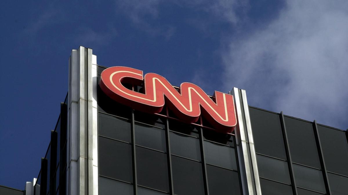 Надпись CNN на здании