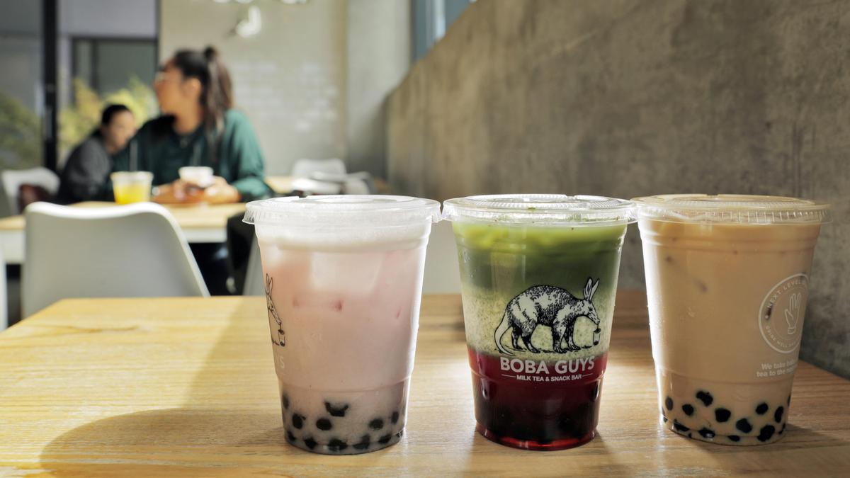 Bubble tea на столе в кафе