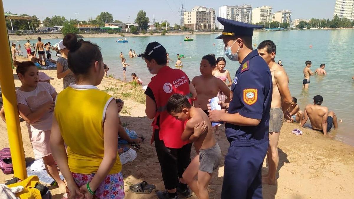 Полицейские раздают отдыхающим на Сайране памятки о безопасности