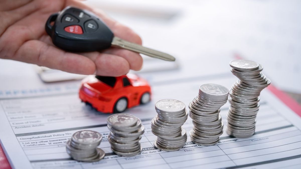 Столбики монет и ключи от автомобиля