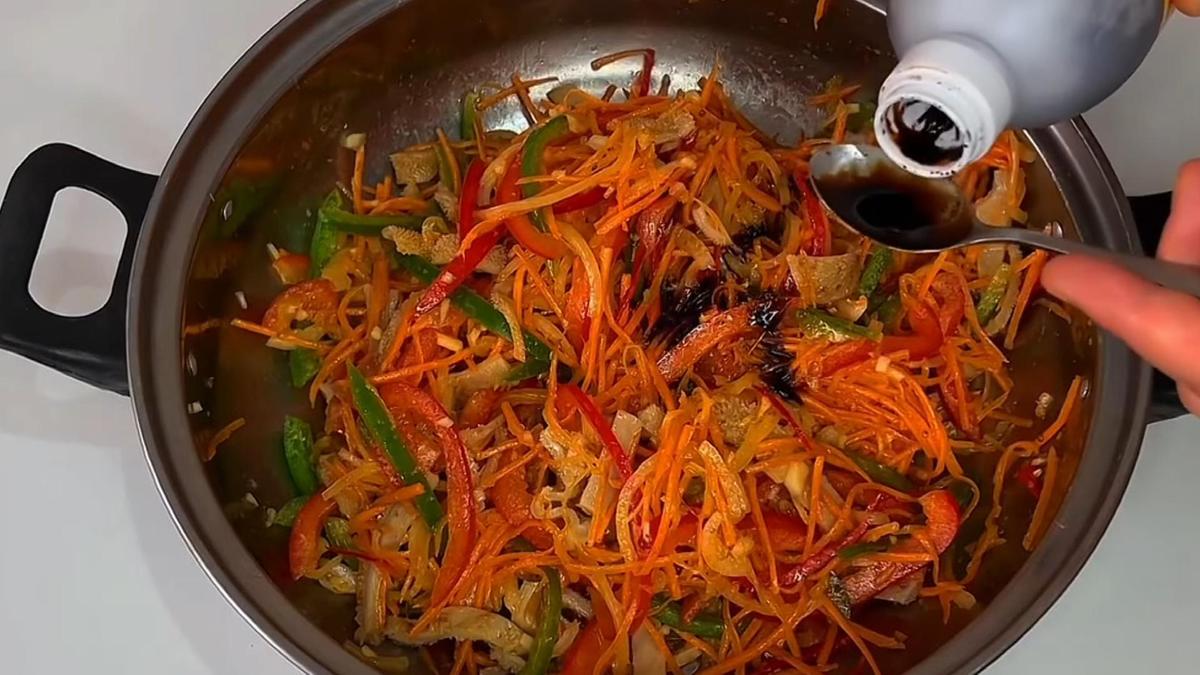 К ингредиентам салата добавляют соевый соус