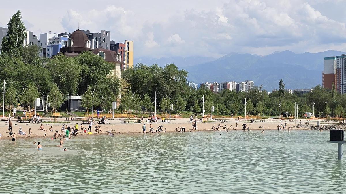 Алматинцы купаются в Сайране Алматинцы купаются в Сайране