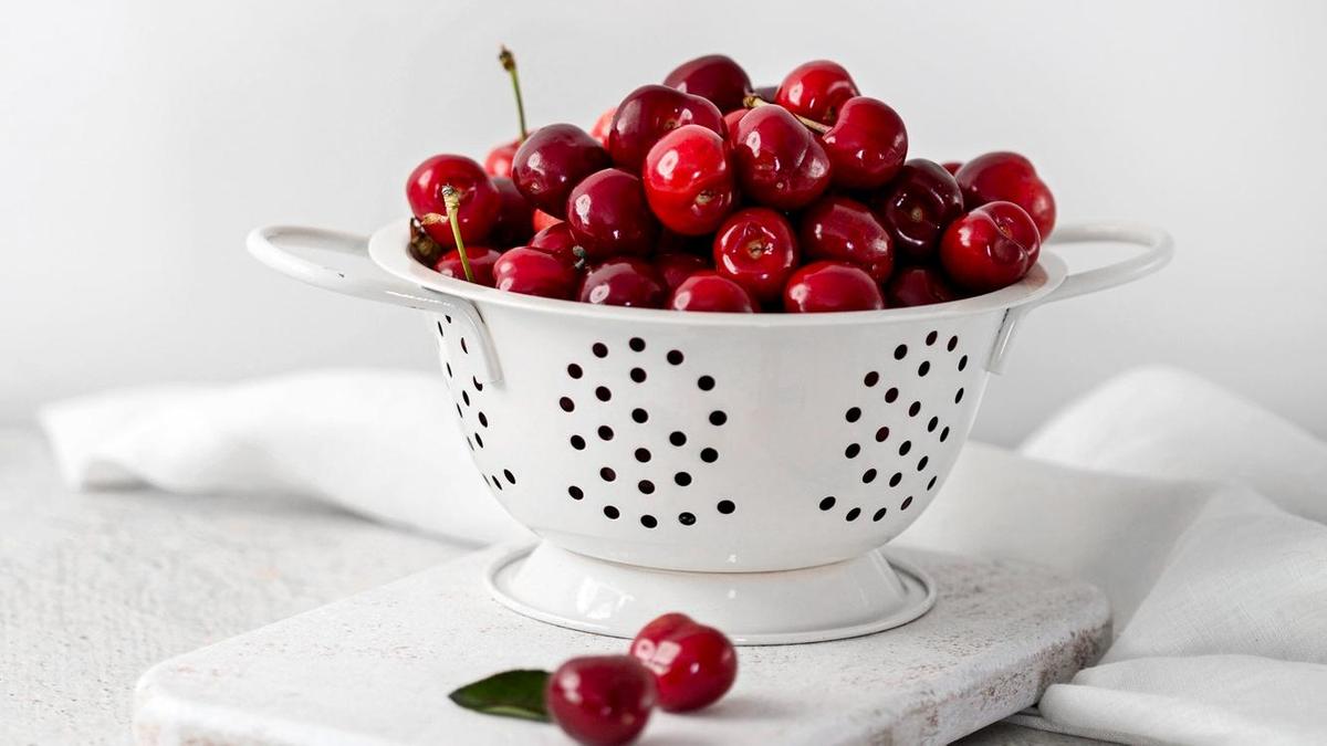 Помытая вишня в друшлаге